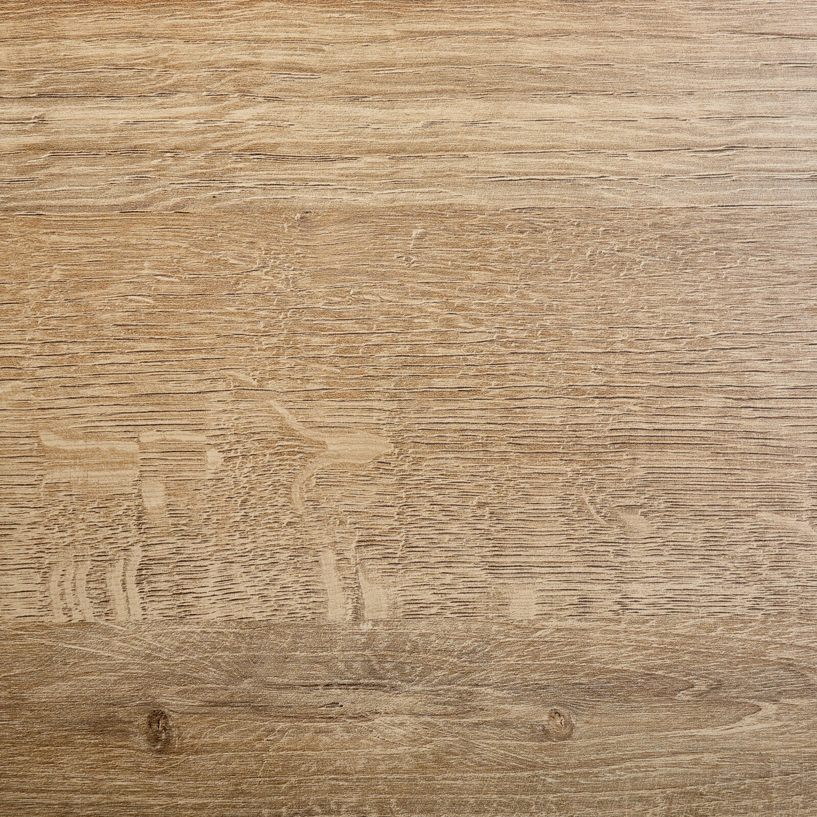 Close-up van een houten oppervlak, waarop de natuurlijke nerf en textuur van het hout te zien zijn.