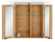 Offener Spiegelschrank aus Holz mit zwei Türen, innen mit Glasregalen und Steckdose, Frontalansicht.