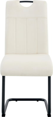 Frontansicht eines gepolsterten Stuhls in Creme/Offwhite mit vertikalen Ziernähten, schwarzem Metallgestell und Griffaussparung an der Rückenlehne vor weißem Hintergrund