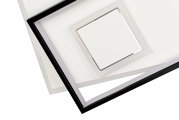 Moderne LED-Deckenleuchte in geometrischem Design, aus der Vogelperspektive fotografiert.