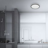 Moderne LED-Deckenleuchte mit Sterneneffekt in einem stilvollen Badezimmer, Perspektive von unten.