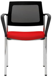 Stapelstuhl mit schwarzer Rückenlehne und rotem Sitzpolster, frontal fotografiert