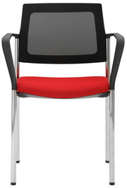 Stapelstuhl mit schwarzer Rückenlehne und rotem Sitzpolster, frontal fotografiert