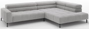 Lichtgrijze ribcord hoekbank met chaise longue rechts, gestoffeerde rug- en zitkussens en zwarte metalen poten, weergegeven in schuin vooraanzicht