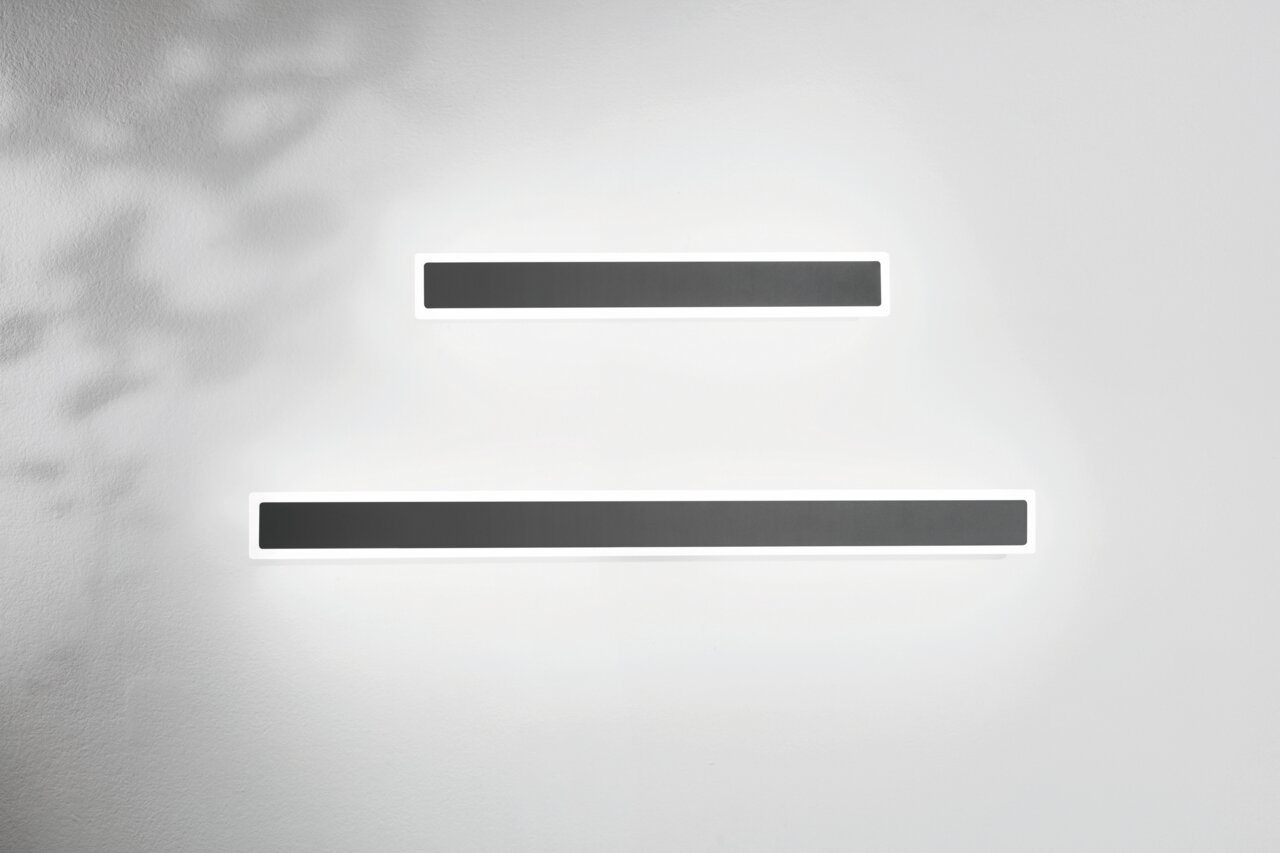 Zwei moderne LED-Außenwandleuchten in rechteckiger Form, an einer weißen Wand montiert, aus der Frontalperspektive betrachtet.
