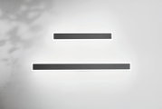 Zwei moderne LED-Außenwandleuchten in rechteckiger Form, an einer weißen Wand montiert, aus der Frontalperspektive betrachtet.