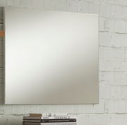 Rechteckiger Wandspiegel vor einer weißen Ziegelwand, seitliche Perspektive