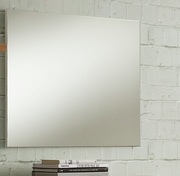 Rechteckiger Wandspiegel vor einer weißen Ziegelwand, seitliche Perspektive