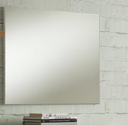 Rechteckiger Wandspiegel vor einer weißen Ziegelwand, seitliche Perspektive