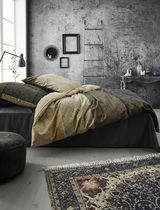 Bettwäsche-Set in einem modernen Schlafzimmer mit industriellem Design, seitliche Perspektive