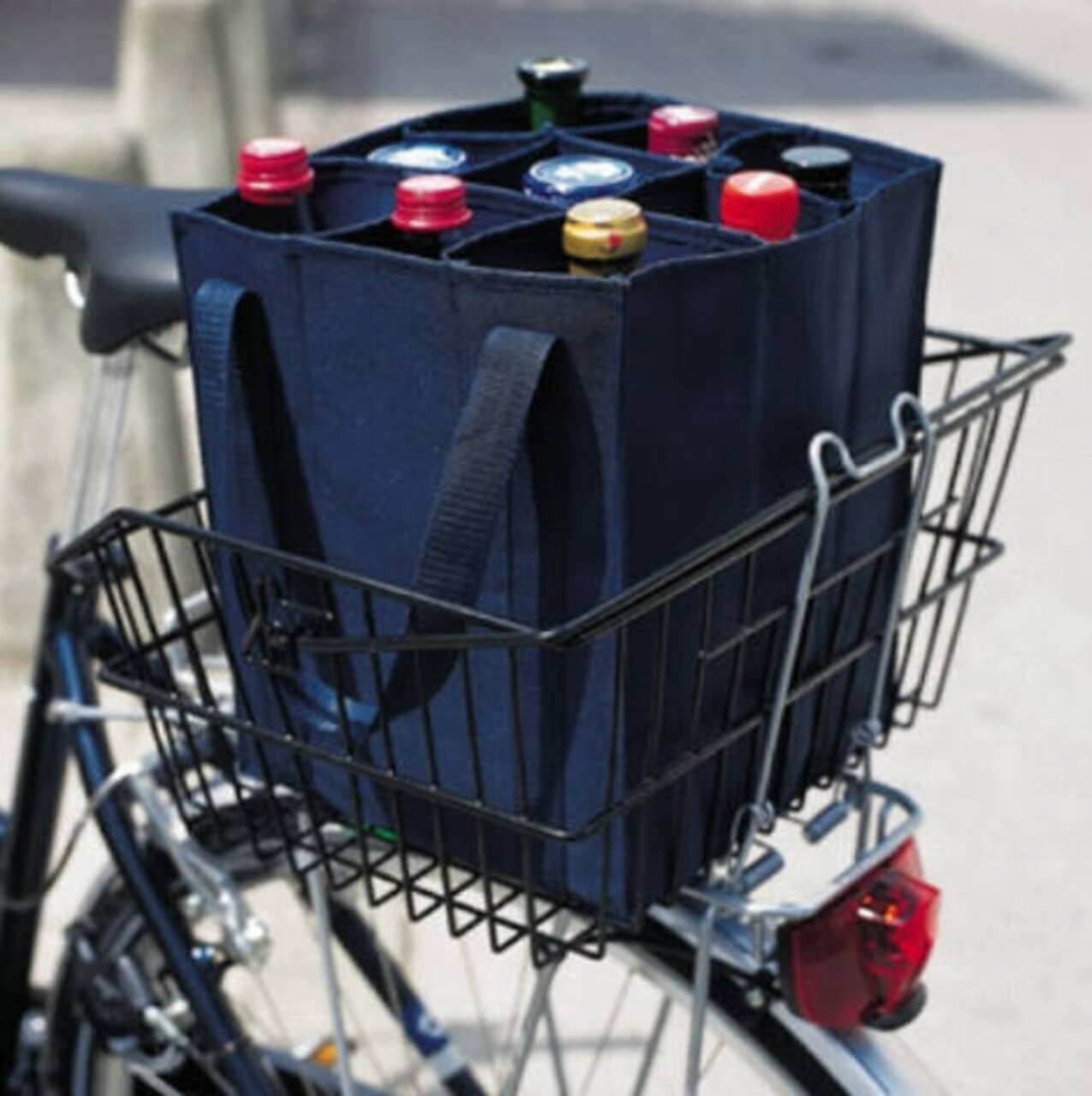 Zwarte 9-flessenzak op een fietsendrager, gevuld met flessen, zijaanzicht