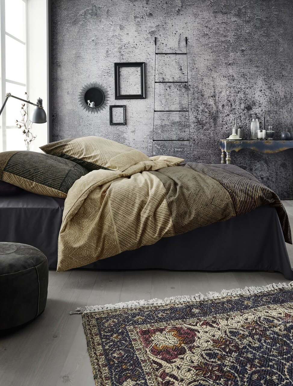 Bettwäsche-Set in einem modernen Schlafzimmer mit industriellem Design, seitliche Perspektive
