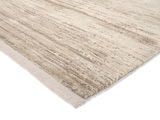 Beige Designer Teppich mit strukturierter Oberfläche, perspektivisch von der Ecke aufgenommen