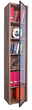 Hoher Holzschrank mit Glastür, gefüllt mit Büchern, Ordnern und Dekorationen, aus einer leicht seitlichen Perspektive fotografiert.
