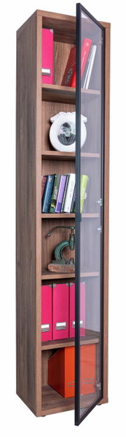 Hoge houten kast met glazen deur, gevuld met boeken, ordners en decoraties, gefotografeerd vanuit een licht zijdelings perspectief.