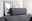 Graue Kopfstütze auf einem Sofa, seitliche Perspektive, mit modernen Kunstwerken im Hintergrund.
