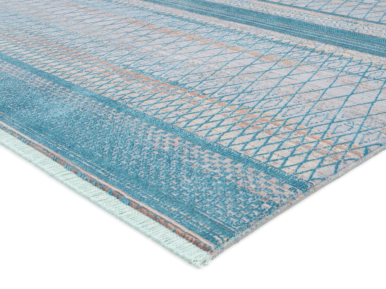 Designer Teppich in Blau- und Beigetönen mit geometrischem Muster, seitliche Perspektive
