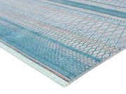 Designer Teppich in Blau- und Beigetönen mit geometrischem Muster, seitliche Perspektive