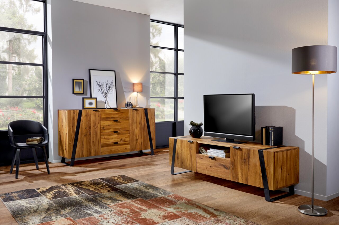 Landscape Dressoir BOLIAH Moderne woonkamer met een tv-kast en een houten dressoir in een gezellige inrichting, gezien vanaf de zijkant.