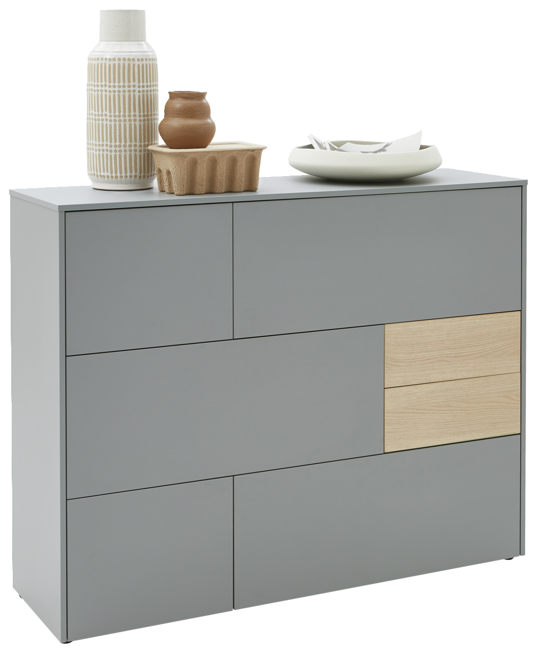 Voleo Hoog dressoir NAOMI Graues Highboard mit Holzdetails, dekoriert mit Vasen und Schalen, seitliche Perspektive