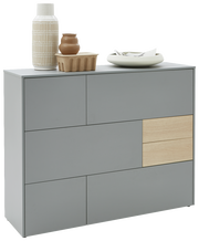 Graues Highboard mit Holzdetails, dekoriert mit Vasen und Schalen, seitliche Perspektive