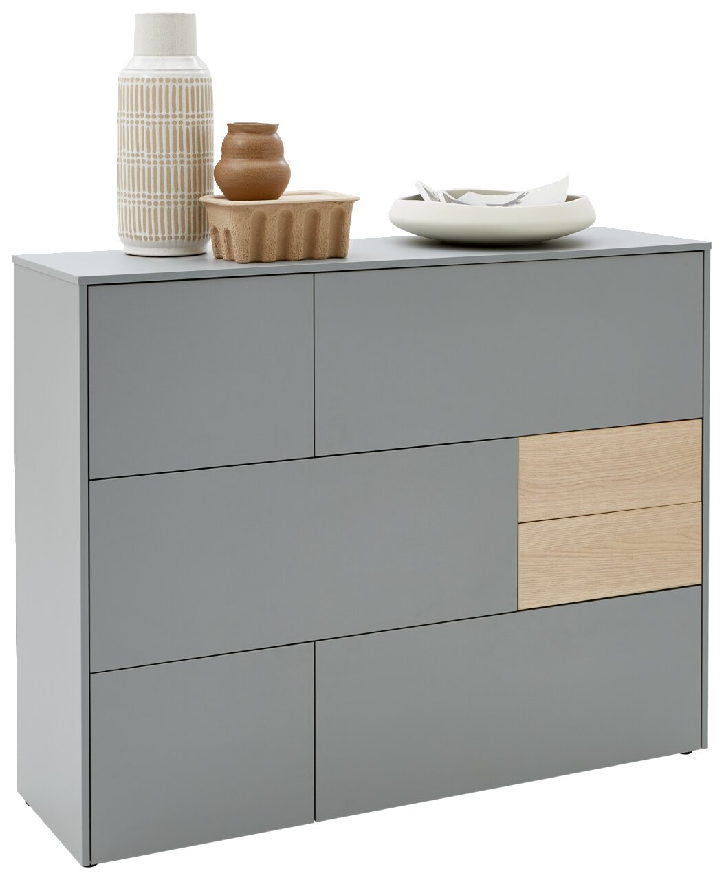 Voleo Highboard NAOMI Graues Highboard mit Holzdetails, dekoriert mit Vasen und Schalen, seitliche Perspektive