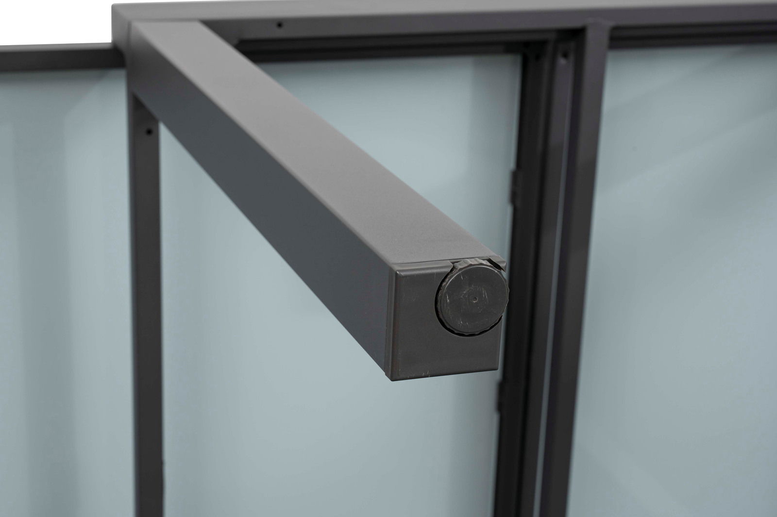 Nahaufnahme eines Gartentischgestells aus Metall mit einer seitlichen Perspektive.