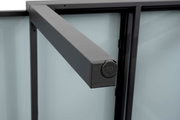 Close-up van een metalen tuintafelonderstel, gezien vanuit een zijdelingse hoek.