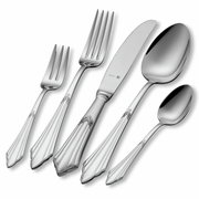 Elegante bestekset met decoratieve handvatten, bestaande uit een vork, mes, eetlepel en theelepel, gezien vanuit vogelperspectief.