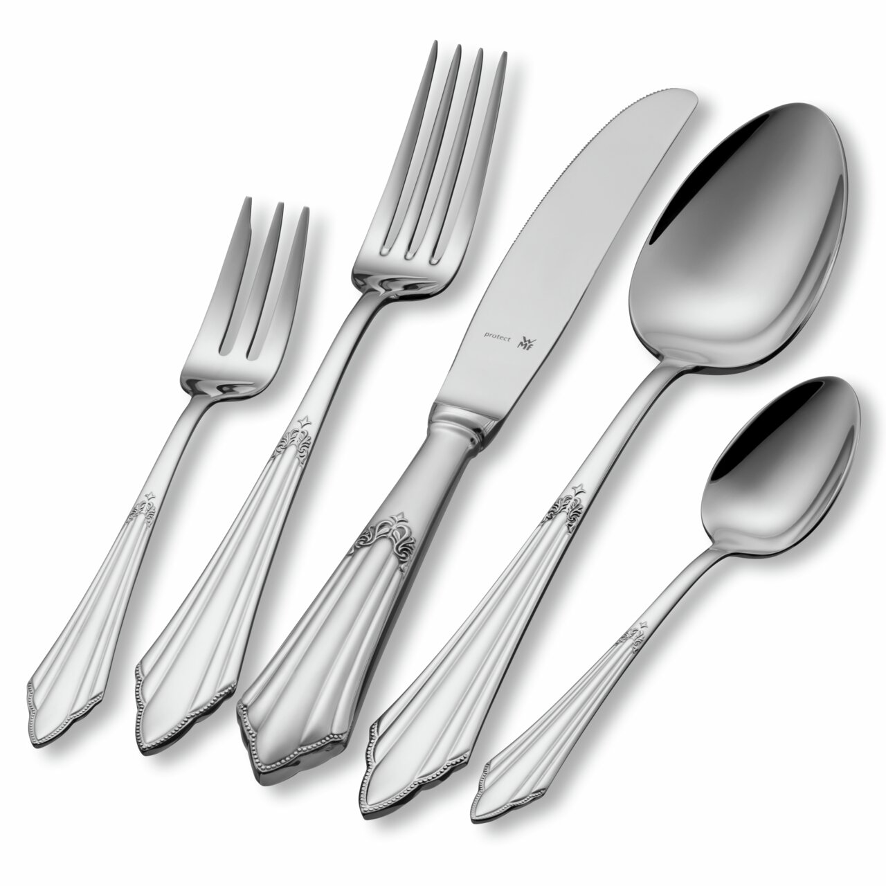 Elegante bestekset met decoratieve handvatten, bestaande uit een vork, mes, eetlepel en theelepel, gezien vanuit vogelperspectief.