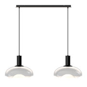 Moderne Hängeleuchte mit zwei klaren, runden Glasschirmen, von vorne betrachtet.