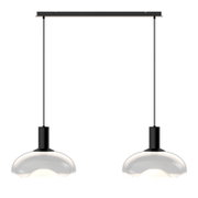 Moderne hanglamp met twee heldere, ronde glazen kappen, gezien vanaf de voorkant.