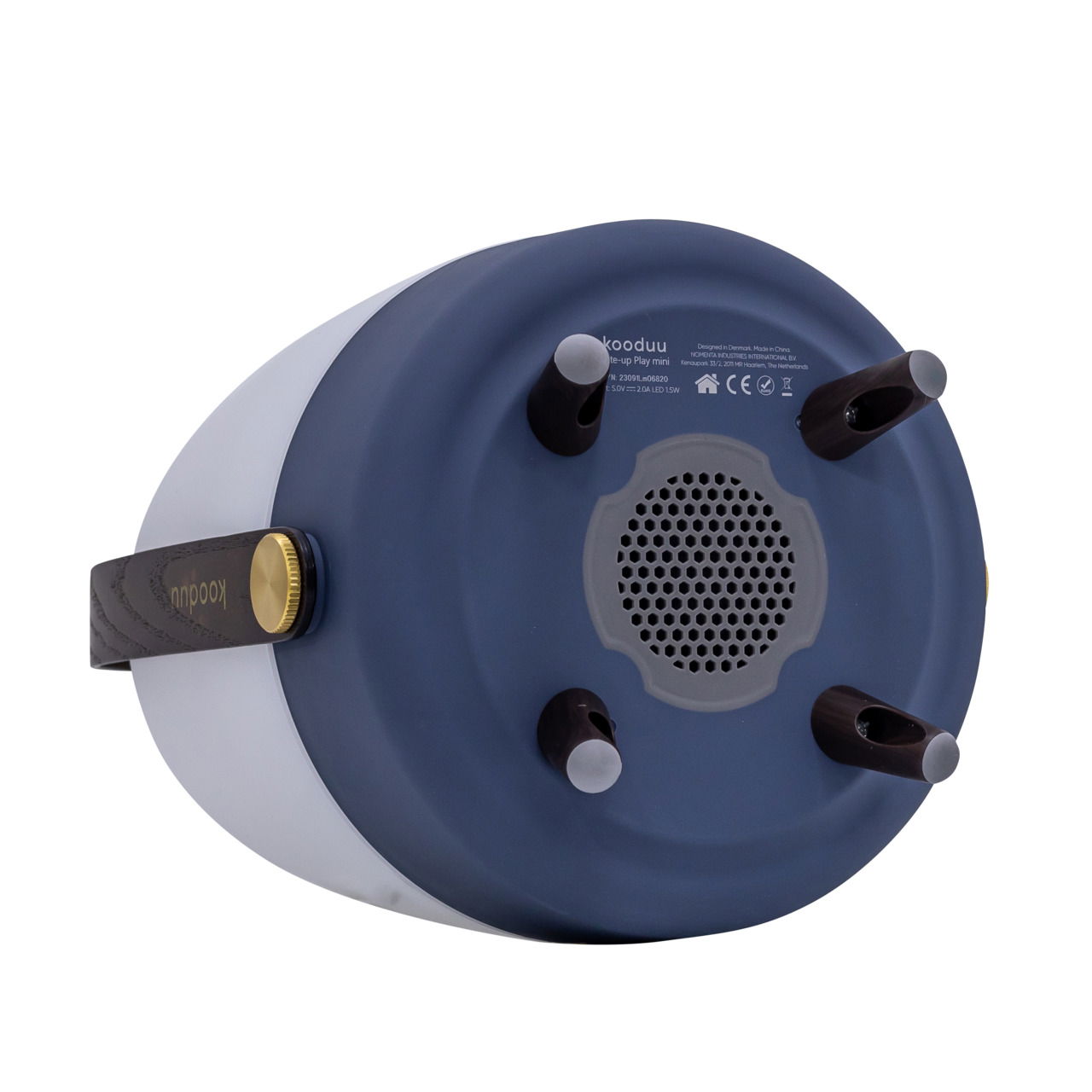 Unteransicht eines blauen Lautsprechers mit vier Standfüßen und einem Tragegriff.