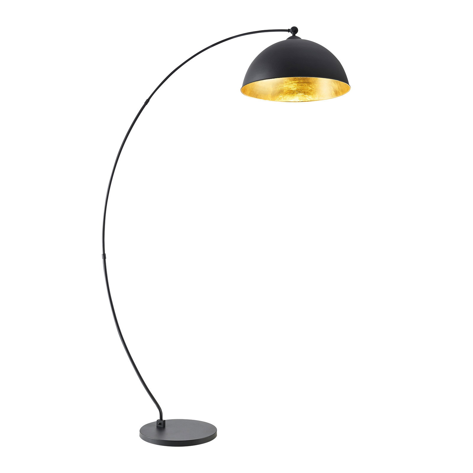 Moderne Stehleuchte mit gebogenem schwarzem Gestell und halbkugelförmigem Schirm, goldene Innenseite, seitliche Perspektive