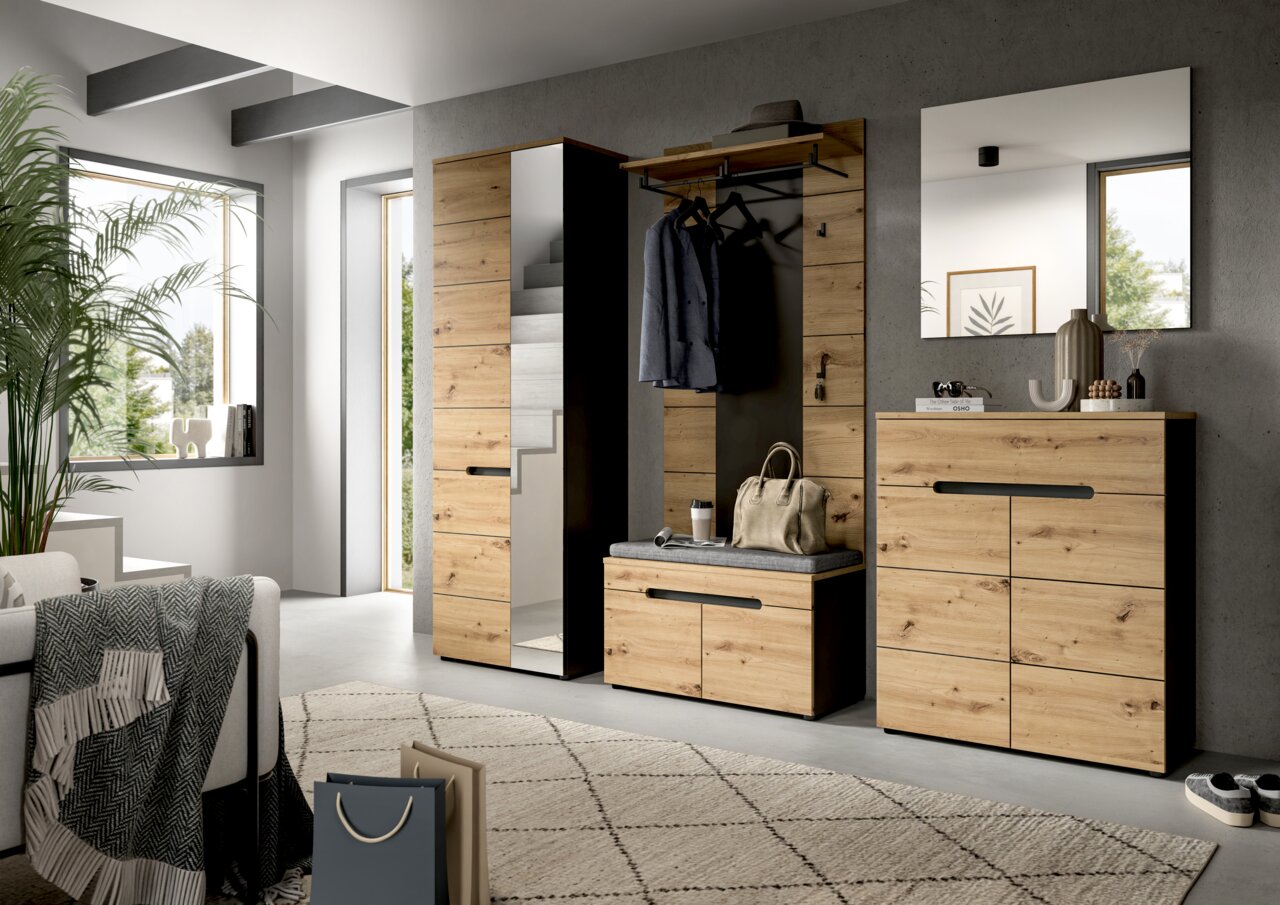 MID.YOU Garderobenpaneel CANU Moderne Garderobenmöbel im Flur: hoher Schrank mit Spiegel, Garderobenpaneel mit Kleiderstange und Sitzbank sowie Kommode in Eiche-Optik mit schwarzen Griffleisten, frontal in leichter Schrägansicht von links fotografiert.