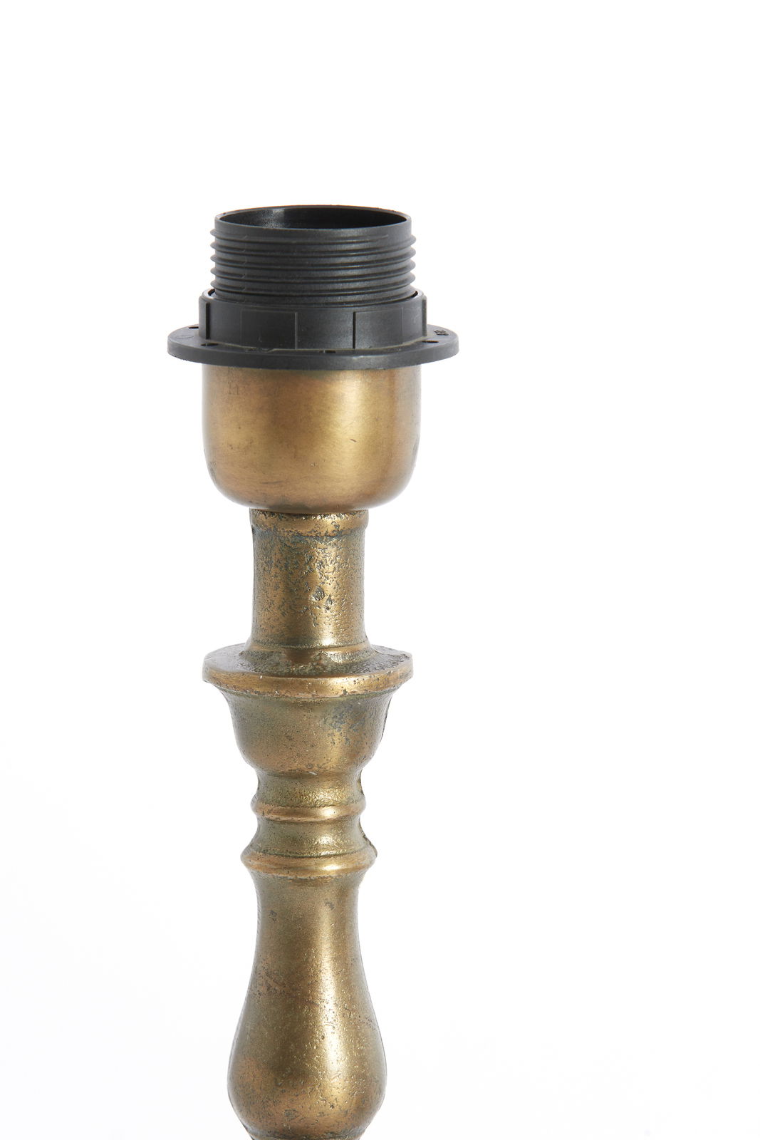 Lampenfuß aus Metall in antikem Messing-Finish, seitliche Perspektive