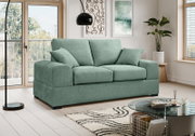 Mintgrünes 2-Sitzer-Sofa mit breiten Armlehnen und zwei Rückenkissen im modernen Wohnzimmer, frontale Perspektive leicht von links.