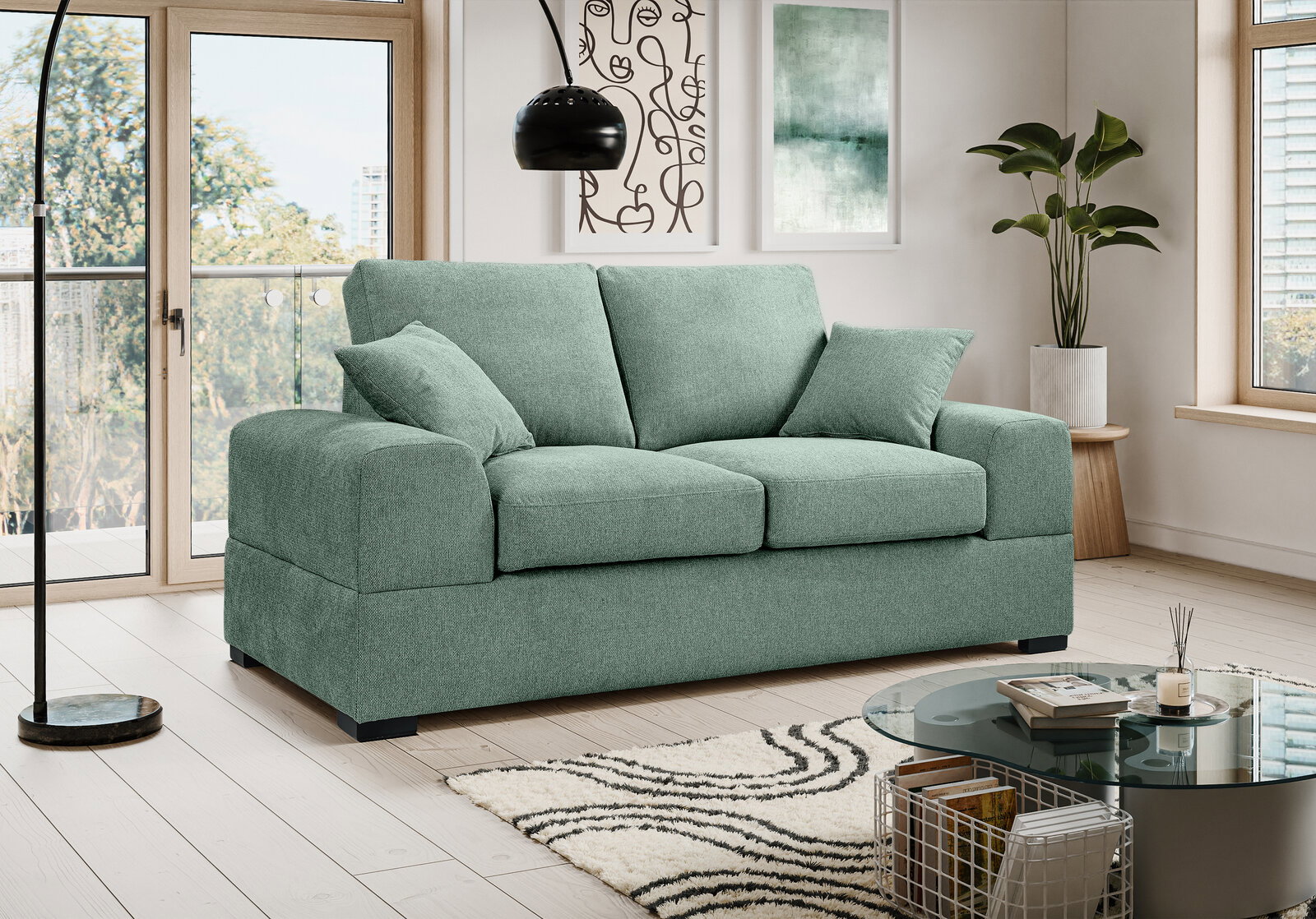 Mintgrünes 2-Sitzer-Sofa mit breiten Armlehnen und zwei Rückenkissen im modernen Wohnzimmer, frontale Perspektive leicht von links.