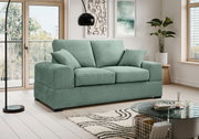Mintgrünes 2-Sitzer-Sofa mit breiten Armlehnen und zwei Rückenkissen im modernen Wohnzimmer, frontale Perspektive leicht von links.