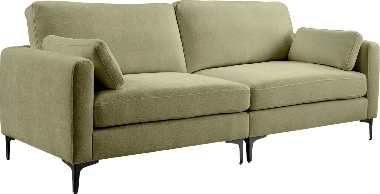Olivgrünes 2-Sitzer-Sofa mit Stoffbezug, zwei Sitz- und Rückenkissen, zwei kleinen Armlehnenkissen und schwarzen Metallfüßen, freigestellt auf weißem Hintergrund, Ansicht schräg von vorne links