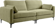 Olivgrünes 2-Sitzer-Sofa mit Stoffbezug, zwei Sitz- und Rückenkissen, zwei kleinen Armlehnenkissen und schwarzen Metallfüßen, freigestellt auf weißem Hintergrund, Ansicht schräg von vorne links