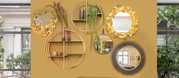 Eine Wand mit mehreren dekorativen Wandspiegeln in verschiedenen Designs, darunter runde Spiegel mit goldenen und natürlichen Rahmen, aus der Frontalperspektive betrachtet.