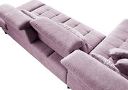 Lila Ecksofa mit klappbaren Armlehnen und dekorativen Kissen, von oben betrachtet.