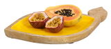 Servierschale aus Mangoholz in Blattform mit gelber Innenfläche, darauf frische Früchte wie Papaya und Passionsfrucht, seitliche Perspektive.