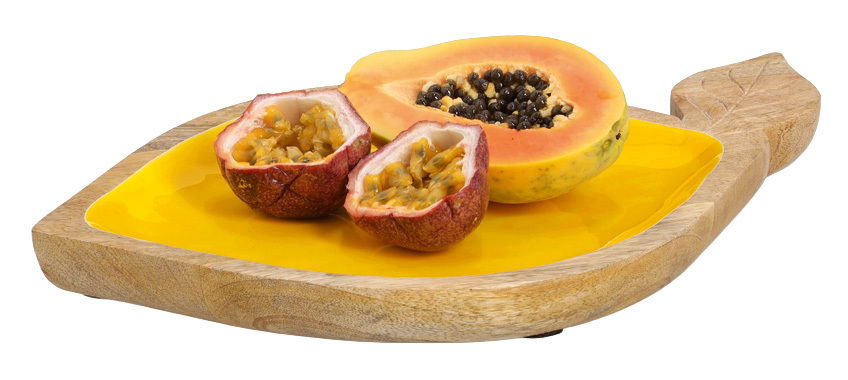 Servierschale aus Mangoholz in Blattform mit gelber Innenfläche, darauf frische Früchte wie Papaya und Passionsfrucht, seitliche Perspektive.