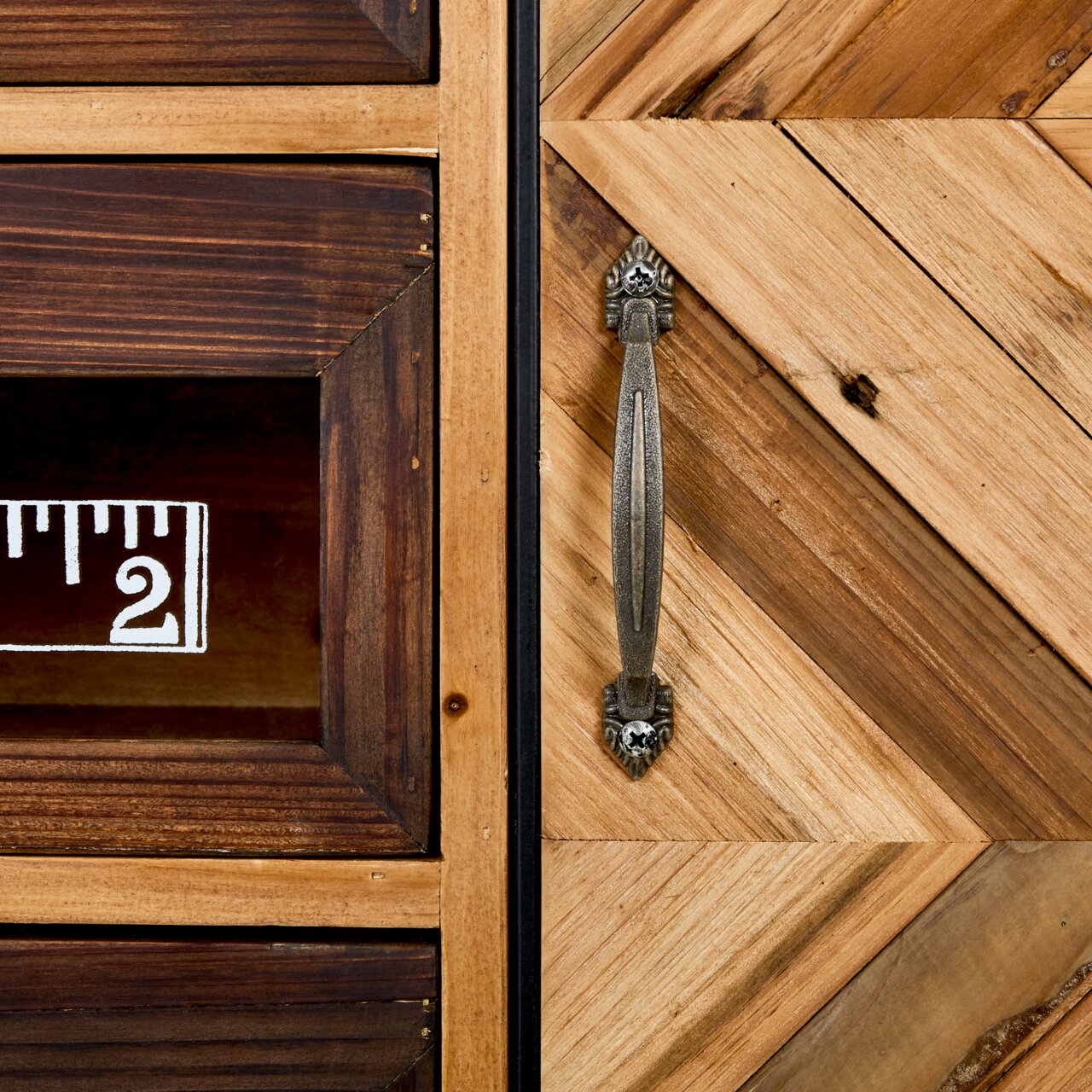 Nahaufnahme einer Kommode mit Holzmaserung und Metallgriff, perspektivisch von vorne aufgenommen.