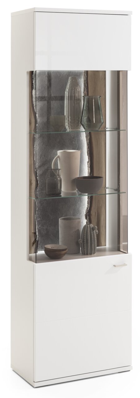 Set one by Musterring Vitrine li. TACOMA Weiße Vitrine mit Glastüren, dekoriert mit Vasen und Schalen, seitliche Perspektive