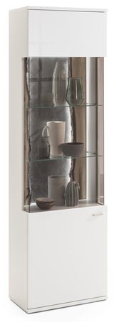 Weiße Vitrine mit Glastüren, dekoriert mit Vasen und Schalen, seitliche Perspektive