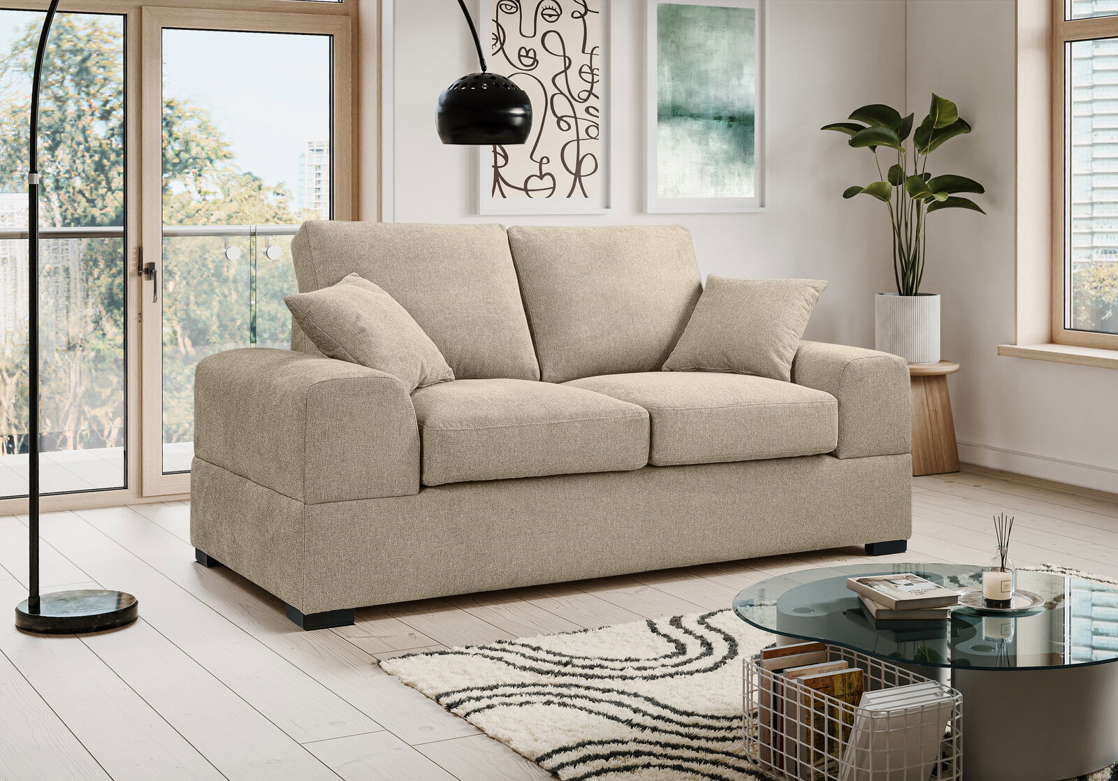 Beiges 2-Sitzer-Stoffsofa mit breiten Armlehnen und zwei Rückenkissen im modernen Wohnzimmer, frontale leicht schräge Perspektive von vorn links.