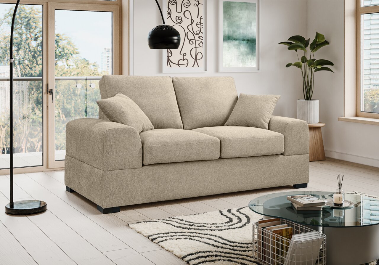 Beiges 2-Sitzer-Stoffsofa mit breiten Armlehnen und zwei Rückenkissen im modernen Wohnzimmer, frontale leicht schräge Perspektive von vorn links.